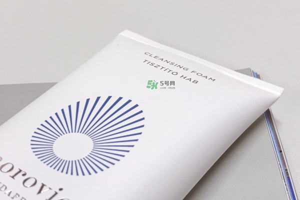 油痘肌適合什么護(hù)膚品 油痘肌的皮膚護(hù)理方法 油痘肌適合什么護(hù)膚品 油痘肌的皮膚護(hù)理方法