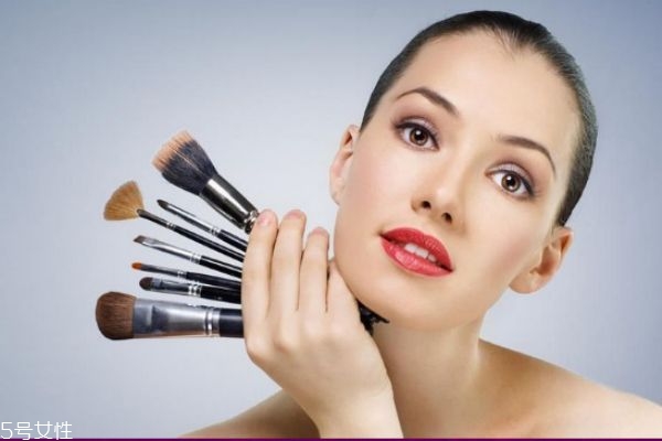 怎么定妝服帖不卡粉 上妝服帖小技巧 怎么定妝服帖不卡粉 上妝服帖小技巧