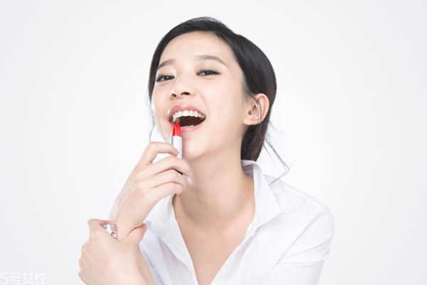 高光粉底液怎么用 原來(lái)是這樣用 高光粉底液怎么用 原來(lái)是這樣用