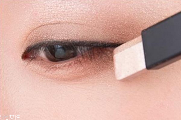 蘭芝雙色眼影怎么用 雙色眼影的畫法步驟圖 蘭芝雙色眼影怎么用 雙色眼影的畫法步驟圖