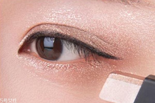 蘭芝雙色眼影怎么用 雙色眼影的畫法步驟圖 蘭芝雙色眼影怎么用 雙色眼影的畫法步驟圖