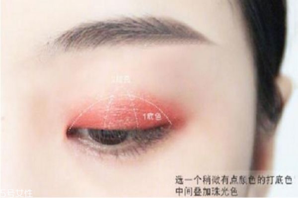 蘭芝雙色眼影怎么用 雙色眼影的畫法步驟圖 蘭芝雙色眼影怎么用 雙色眼影的畫法步驟圖