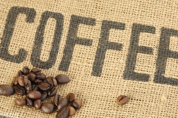 咖啡豆的形狀如何挑選 優(yōu)劣咖啡豆對比圖