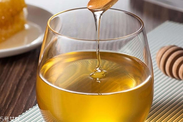 蜂蜜結(jié)晶好還是不結(jié)晶好 結(jié)晶與質(zhì)量無關(guān) 蜂蜜結(jié)晶好還是不結(jié)晶好 結(jié)晶與質(zhì)量無關(guān)