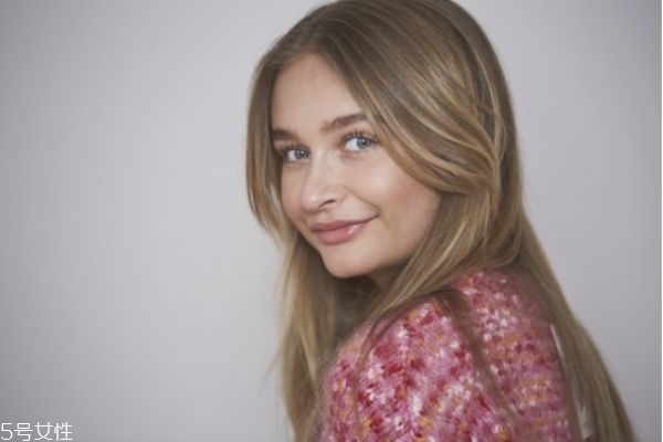 圓臉方臉腮紅要怎么打 這樣打腮紅可以修飾臉型 圓臉方臉腮紅要怎么打 這樣打腮紅可以修飾臉型