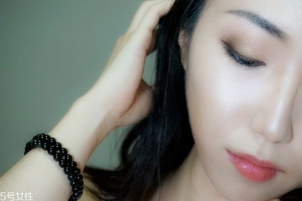 藍色眼影怎么畫好看 藍色眼影的畫法步驟圖