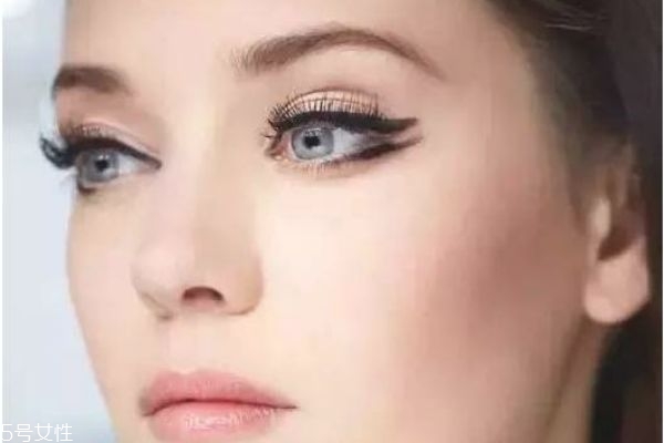 銀灰色眼影畫法圖片 灰色眼影搭配圖 銀灰色眼影畫法圖片 灰色眼影搭配圖