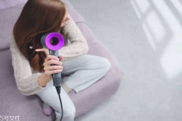 經(jīng)常用吹風(fēng)機(jī)吹頭發(fā)好嗎 會傷頭發(fā)嗎 經(jīng)常用吹風(fēng)機(jī)吹頭發(fā)好嗎 會傷頭發(fā)嗎