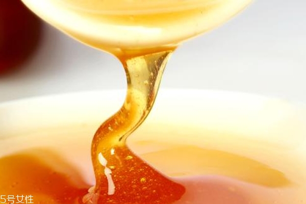 蜂蜜嘗起來會(huì)苦嗎 蜂蜜嘗起來像什么 蜂蜜嘗起來會(huì)苦嗎 蜂蜜嘗起來像什么