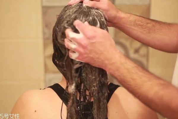 按摩頭皮頭發(fā)長得快嗎 兩到三天按摩一次 按摩頭皮頭發(fā)長得快嗎 兩到三天按摩一次