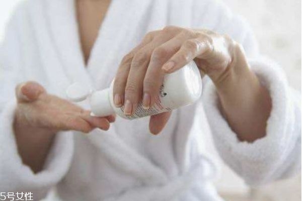 冬天皮膚干燥脫屑怎么辦 冬天蛇皮膚怎么改善 冬天皮膚干燥脫屑怎么辦 冬天蛇皮膚怎么改善