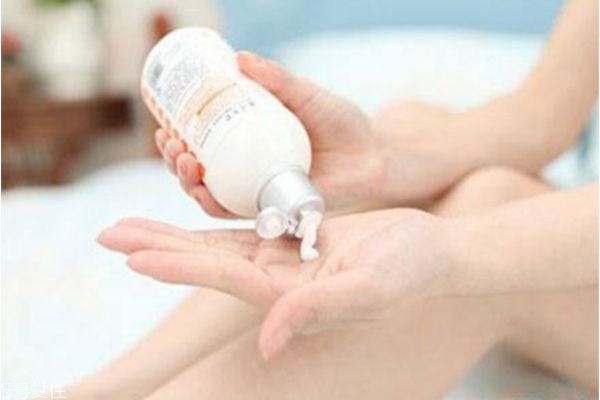 冬天皮膚干燥脫屑怎么辦 冬天蛇皮膚怎么改善 冬天皮膚干燥脫屑怎么辦 冬天蛇皮膚怎么改善