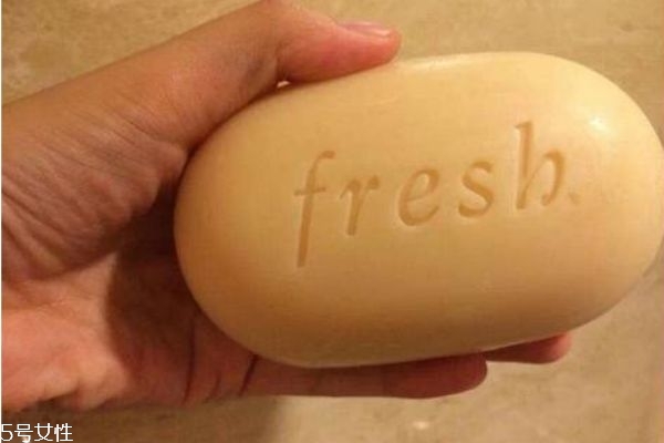 沐浴露和香皂哪個(gè)健康 冬天用沐浴露還是香皂 沐浴露和香皂哪個(gè)健康 冬天用沐浴露還是香皂