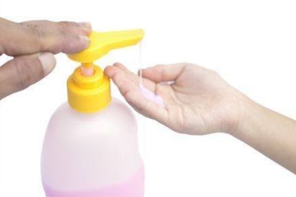 沐浴露和香皂哪個(gè)健康 冬天用沐浴露還是香皂 沐浴露和香皂哪個(gè)健康 冬天用沐浴露還是香皂