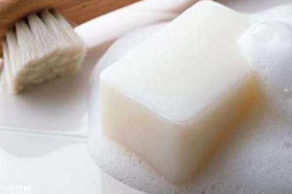 沐浴露和香皂哪個(gè)健康 冬天用沐浴露還是香皂 沐浴露和香皂哪個(gè)健康 冬天用沐浴露還是香皂