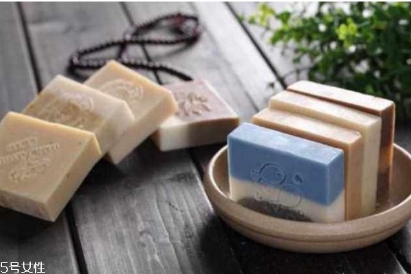 沐浴露和香皂哪個(gè)健康 冬天用沐浴露還是香皂 沐浴露和香皂哪個(gè)健康 冬天用沐浴露還是香皂