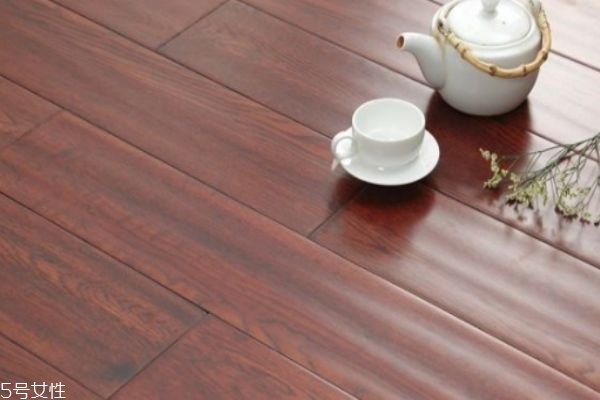 實木地板和復合地板的區(qū)別 實木地板哪些材質(zhì)好 實木地板和復合地板的區(qū)別 實木地板哪些材質(zhì)好