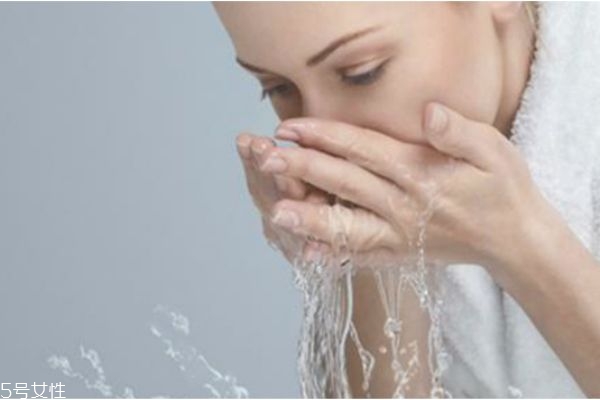 油性肌膚怎么洗臉 臉部控油的偏方是什么 油性肌膚怎么洗臉 臉部控油的偏方是什么