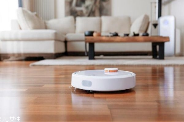 吸塵器與掃地機(jī)器人該選誰 吸塵器與掃地機(jī)的區(qū)別 吸塵器與掃地機(jī)器人該選誰 吸塵器與掃地機(jī)的區(qū)別