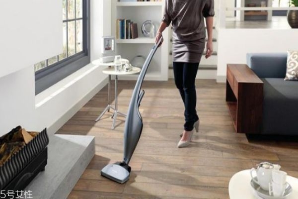 吸塵器與掃地機(jī)器人該選誰 吸塵器與掃地機(jī)的區(qū)別 吸塵器與掃地機(jī)器人該選誰 吸塵器與掃地機(jī)的區(qū)別