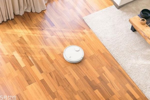 吸塵器與掃地機(jī)器人該選誰 吸塵器與掃地機(jī)的區(qū)別 吸塵器與掃地機(jī)器人該選誰 吸塵器與掃地機(jī)的區(qū)別