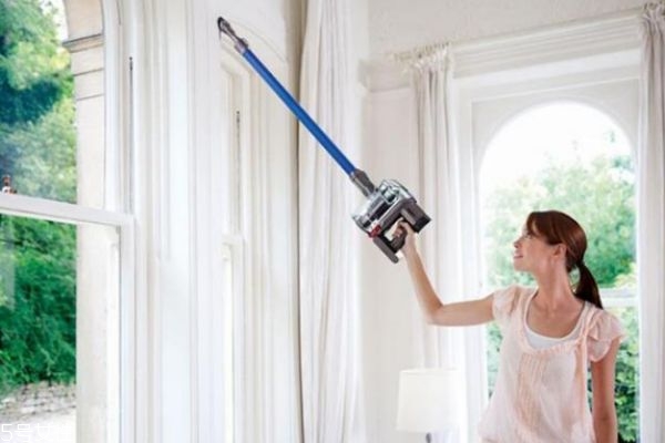 吸塵器與掃地機(jī)器人該選誰 吸塵器與掃地機(jī)的區(qū)別 吸塵器與掃地機(jī)器人該選誰 吸塵器與掃地機(jī)的區(qū)別