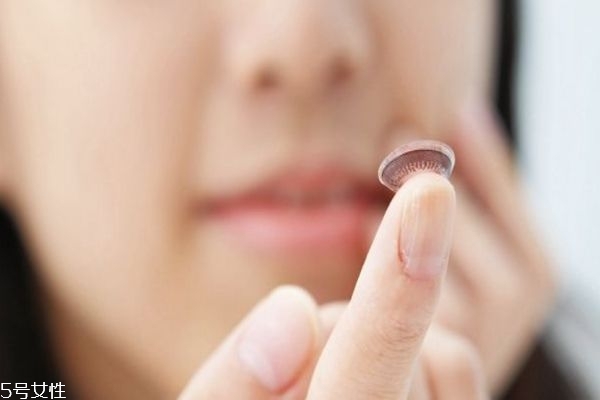 隱形眼鏡可以用自來水泡嗎 戴隱形眼鏡的注意事項 隱形眼鏡可以用自來水泡嗎 戴隱形眼鏡的注意事項