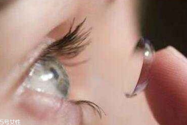 隱形眼鏡可以用自來水泡嗎 戴隱形眼鏡的注意事項 隱形眼鏡可以用自來水泡嗎 戴隱形眼鏡的注意事項