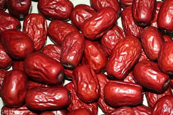 大棗顏色已變黑能吃嗎 變質(zhì)或蟲蛀不能吃 大棗顏色已變黑能吃嗎 變質(zhì)或蟲蛀不能吃