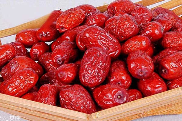 大棗顏色已變黑能吃嗎 變質(zhì)或蟲蛀不能吃 大棗顏色已變黑能吃嗎 變質(zhì)或蟲蛀不能吃