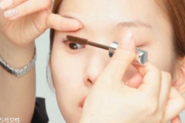 腫眼泡適合什么眼影 眼睛腫怎么畫眼妝 腫眼泡適合什么眼影 眼睛腫怎么畫眼妝