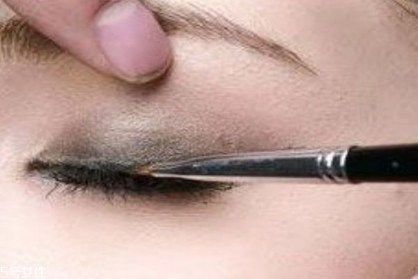 腫眼泡適合什么眼影 眼睛腫怎么畫眼妝 腫眼泡適合什么眼影 眼睛腫怎么畫眼妝