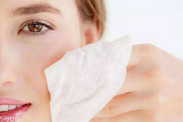 化妝水晚上睡覺能用嗎 化妝水使用注意事項 化妝水晚上睡覺能用嗎 化妝水使用注意事項