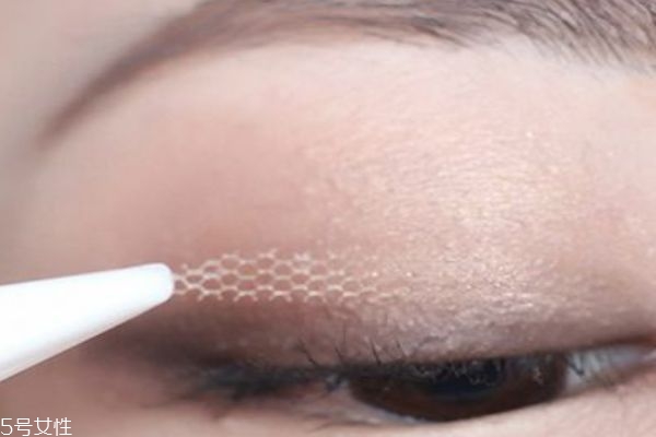 蕾絲雙眼皮貼適合的眼型 教你貼出最自然的雙眼皮 蕾絲雙眼皮貼適合的眼型 教你貼出最自然的雙眼皮