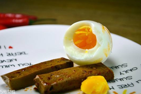 減肥可以吃蛋黃嗎 一次吃一個(gè)沒(méi)關(guān)系 減肥可以吃蛋黃嗎 一次吃一個(gè)沒(méi)關(guān)系