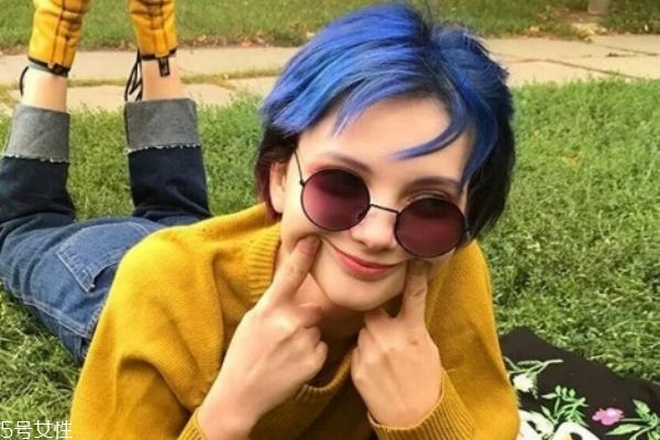 藍黑色是什么顏色 藍黑色頭發(fā)圖片 藍黑色是什么顏色 藍黑色頭發(fā)圖片