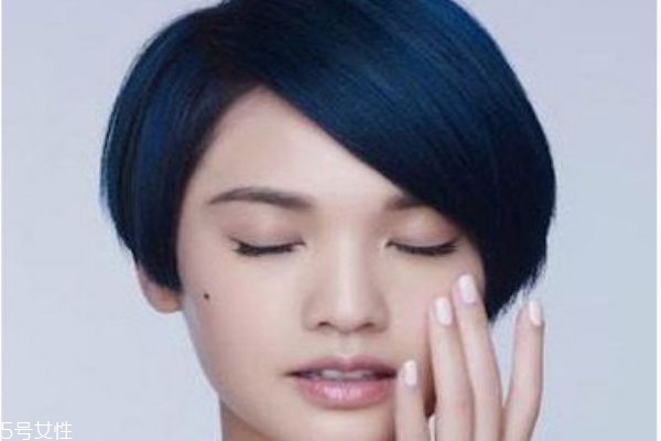 藍黑色是什么顏色 藍黑色頭發(fā)圖片 藍黑色是什么顏色 藍黑色頭發(fā)圖片