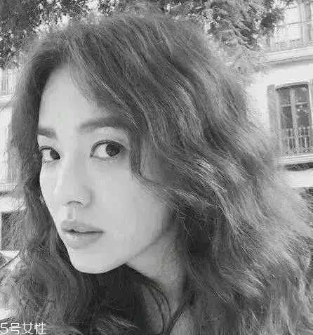 泡面卷發(fā)型怎么弄 自然泡面頭發(fā)型圖片 泡面卷發(fā)型怎么弄 自然泡面頭發(fā)型圖片