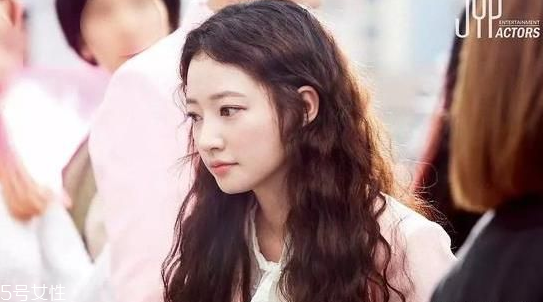 泡面卷發(fā)型怎么弄 自然泡面頭發(fā)型圖片 泡面卷發(fā)型怎么弄 自然泡面頭發(fā)型圖片