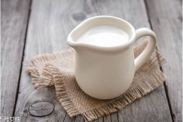 晚上喝牛奶會(huì)長胖嗎?飲食專家來幫忙