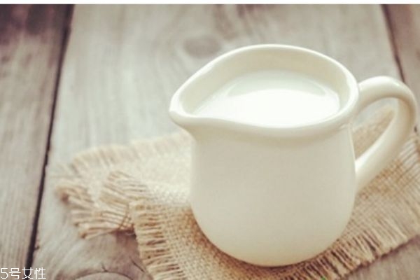 晚上喝牛奶會(huì)長胖嗎?飲食專家來幫忙