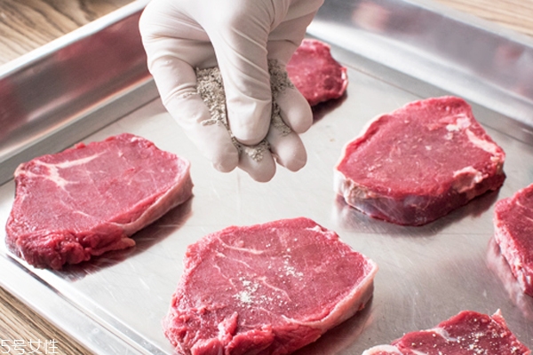 菲力牛排是牛的哪個部位 肋骨里的里脊肉 菲力牛排是牛的哪個部位 肋骨里的里脊肉