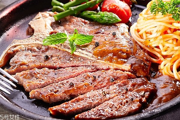 t骨牛排是牛的哪個部位 菲力和西冷連在一起 t骨牛排是牛的哪個部位 菲力和西冷連在一起