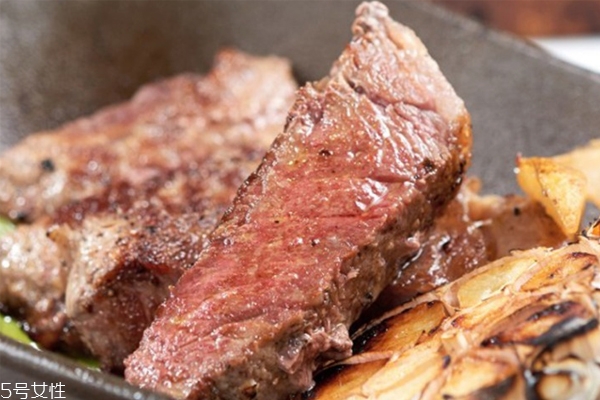 牛小排是牛的哪個部位 牛胸腔左右兩側(cè)肋骨部分 牛小排是牛的哪個部位 牛胸腔左右兩側(cè)肋骨部分