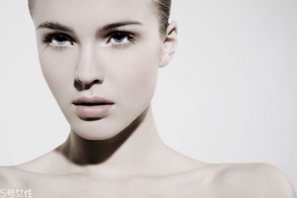 精華液用量多少最好 精華液的適用人群 精華液用量多少最好 精華液的適用人群