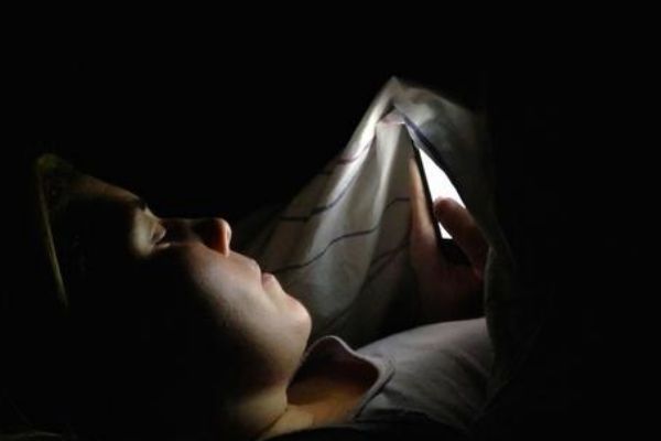 晚上玩手機(jī)亮度調(diào)多少 晚上玩手機(jī)要注意這些 晚上玩手機(jī)亮度調(diào)多少 晚上玩手機(jī)要注意這些