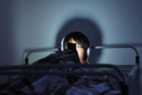 晚上玩手機(jī)亮度調(diào)多少 晚上玩手機(jī)要注意這些 晚上玩手機(jī)亮度調(diào)多少 晚上玩手機(jī)要注意這些