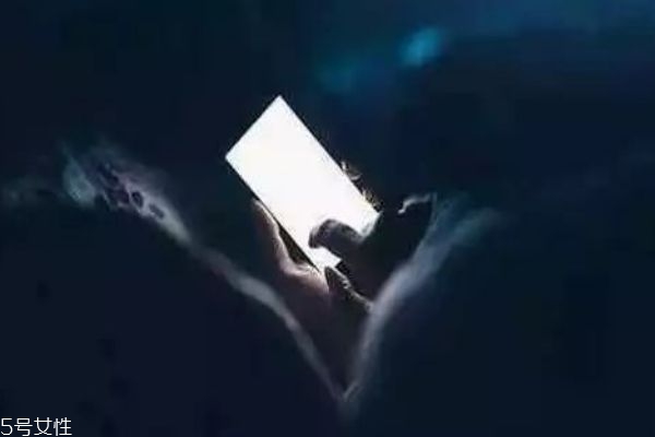 側(cè)躺著玩手機會斜視嗎 最好仰著玩手機