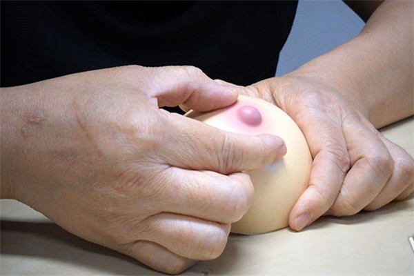 哺乳的正確姿勢(shì) 哺乳的注意事項(xiàng)