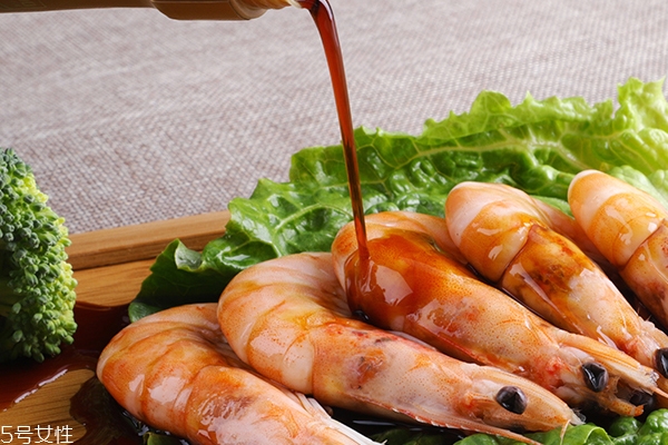 釀造醬油與配制醬油的區(qū)別 釀造醬油與配制醬油哪個(gè)好 釀造醬油與配制醬油的區(qū)別 釀造醬油與配制醬油哪個(gè)好